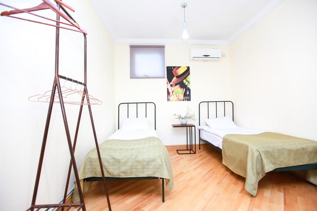 7-room house for sale on Marjanishvili Street, Chughureti, Tbilisi — twin bedroom