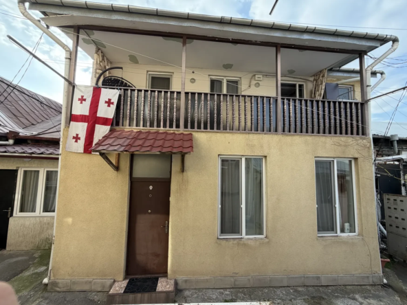 8-room house for sale on Gogi Dolidze Street, Chughureti, Tbilisi — house exterior with balcony in the Italian courtyard