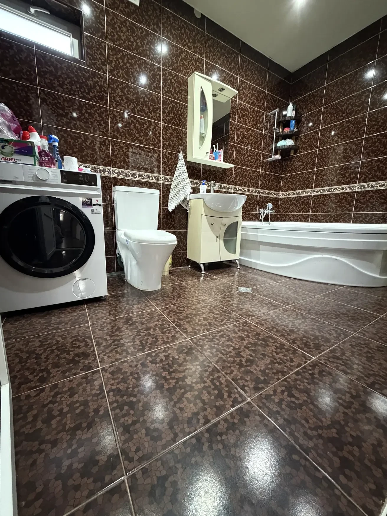 8-room house for sale on Gogi Dolidze Street, Chughureti, Tbilisi — large bathroom with bathtub and washing machine