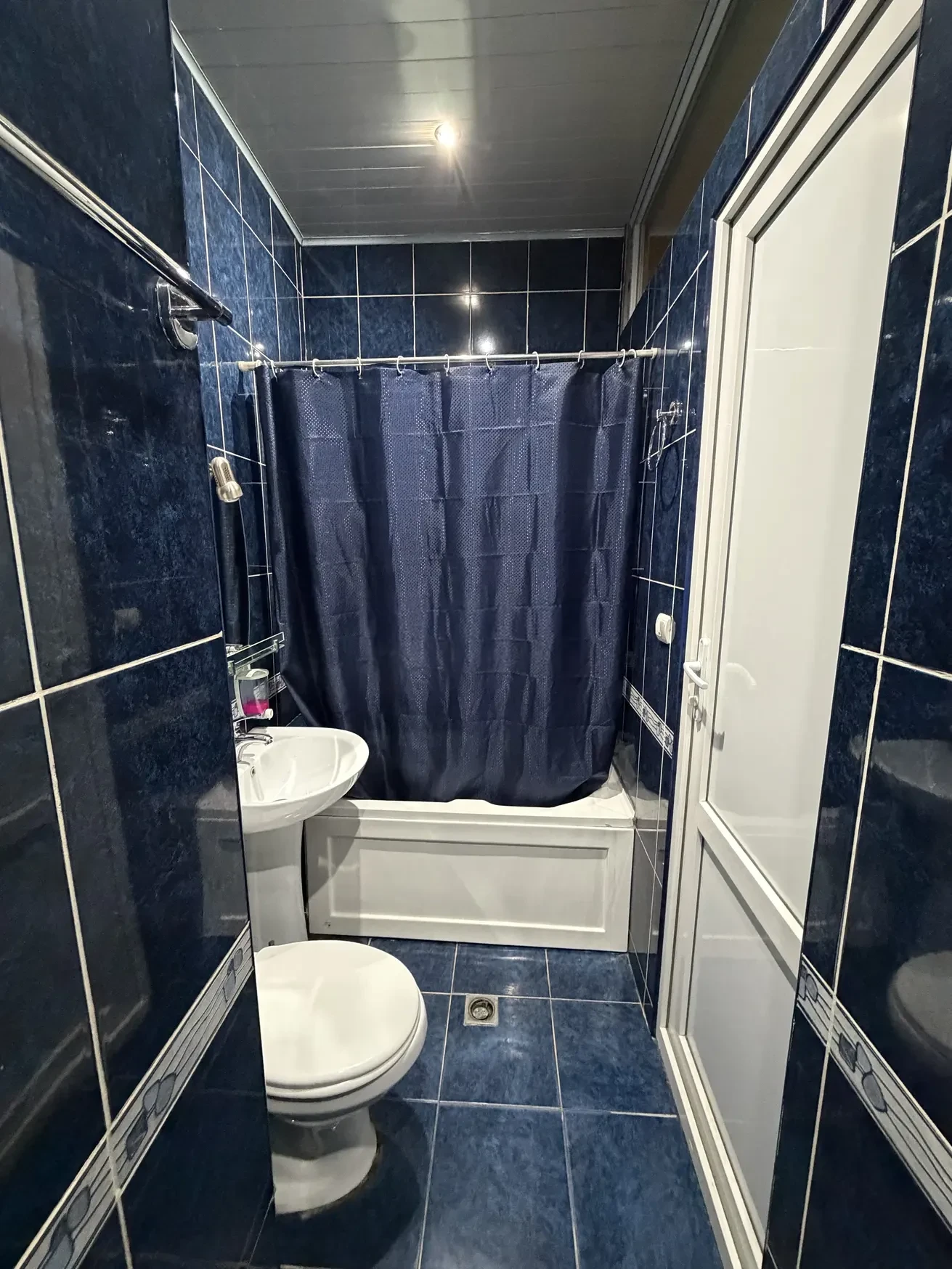 8-room house for sale on Gogi Dolidze Street, Chughureti, Tbilisi — second bathroom with bathtub