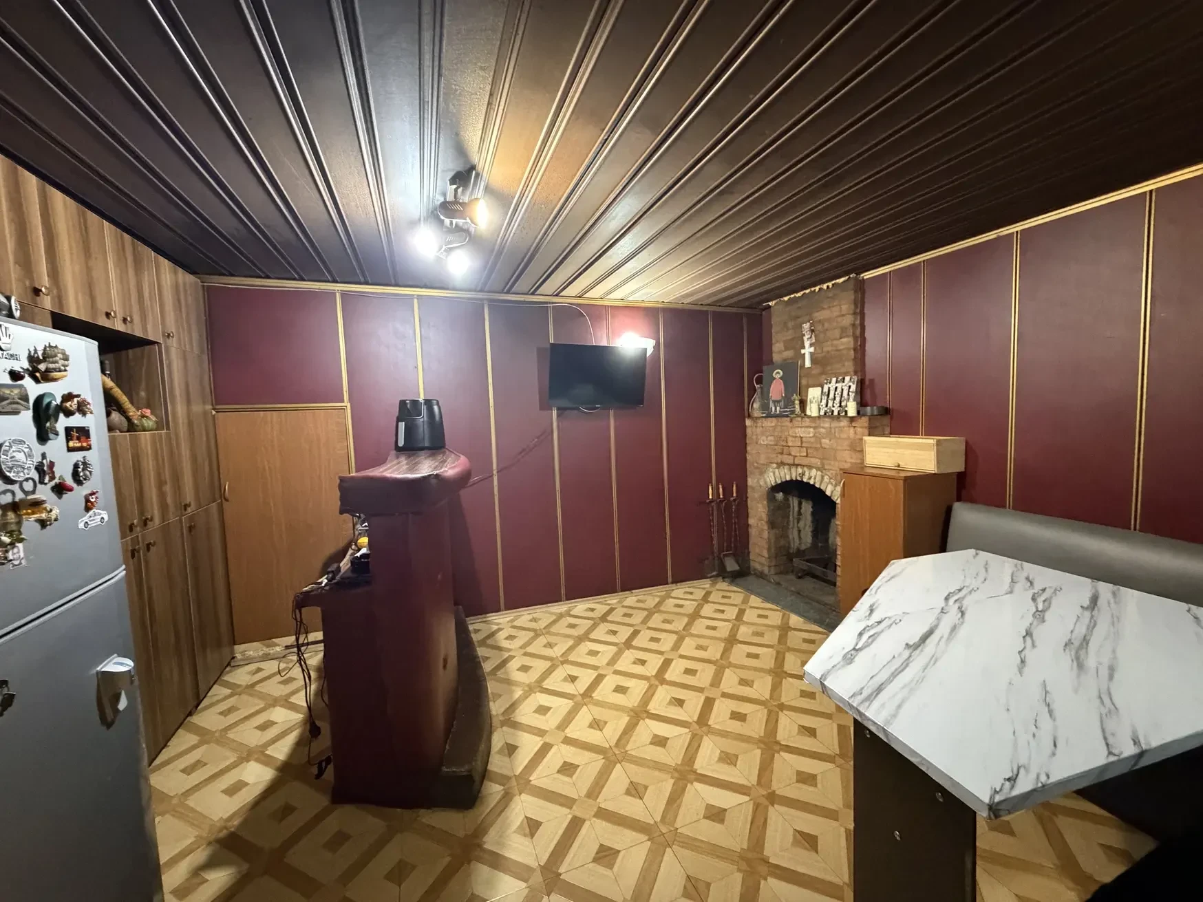 8-room house for sale on Gogi Dolidze Street, Chughureti, Tbilisi — basement bar room with brick fireplace