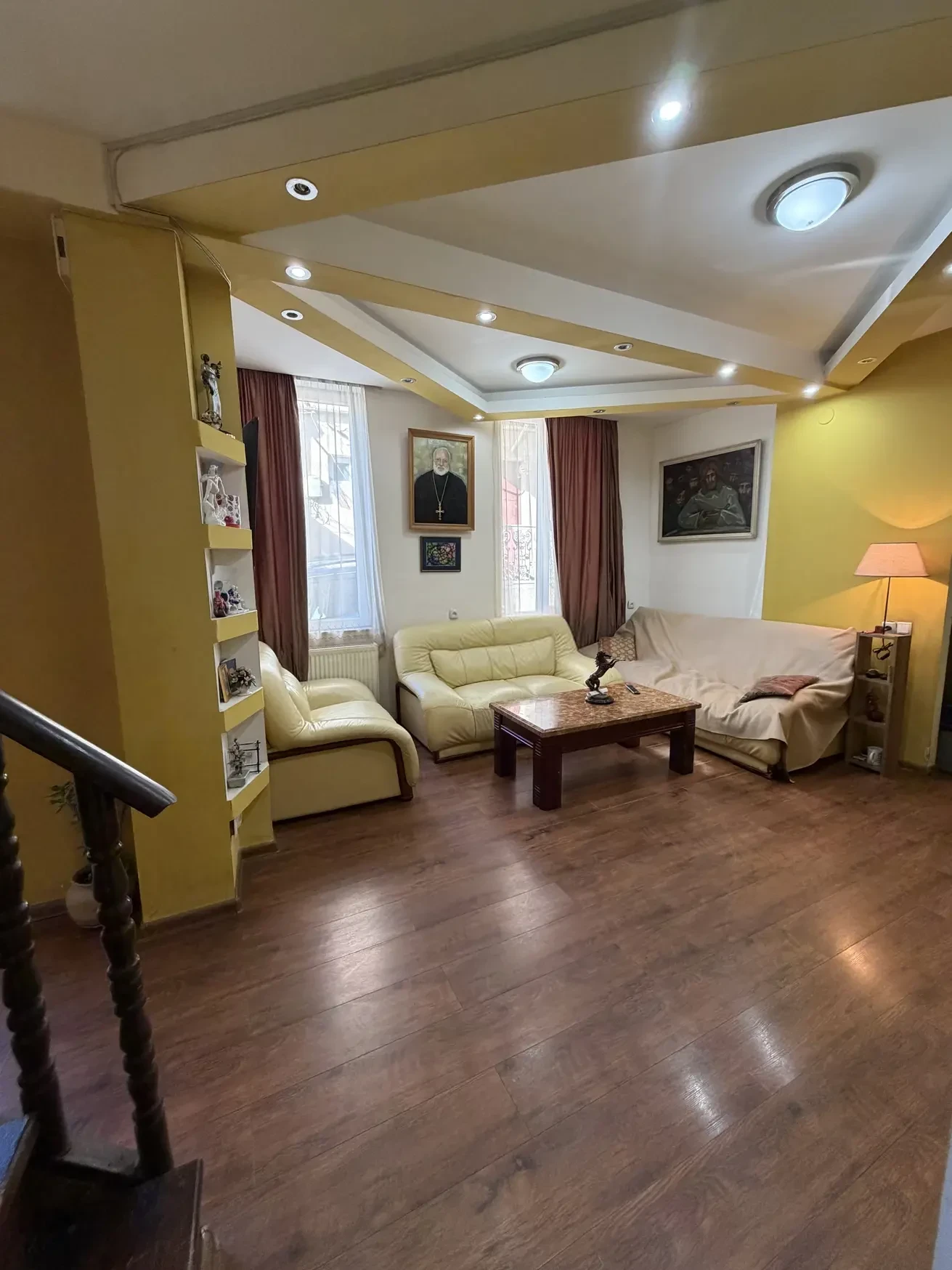8-room house for sale on Gogi Dolidze Street, Chughureti, Tbilisi — main salon with leather seating