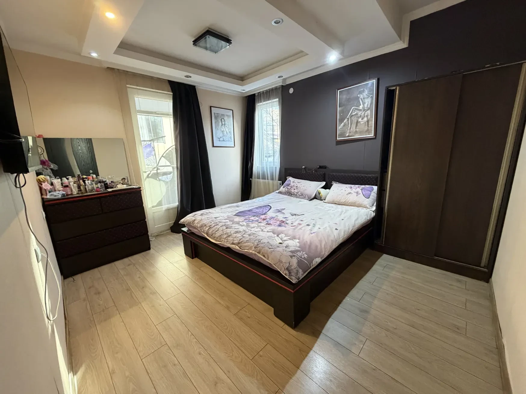 8-room house for sale on Gogi Dolidze Street, Chughureti, Tbilisi — master bedroom with double bed and wardrobes