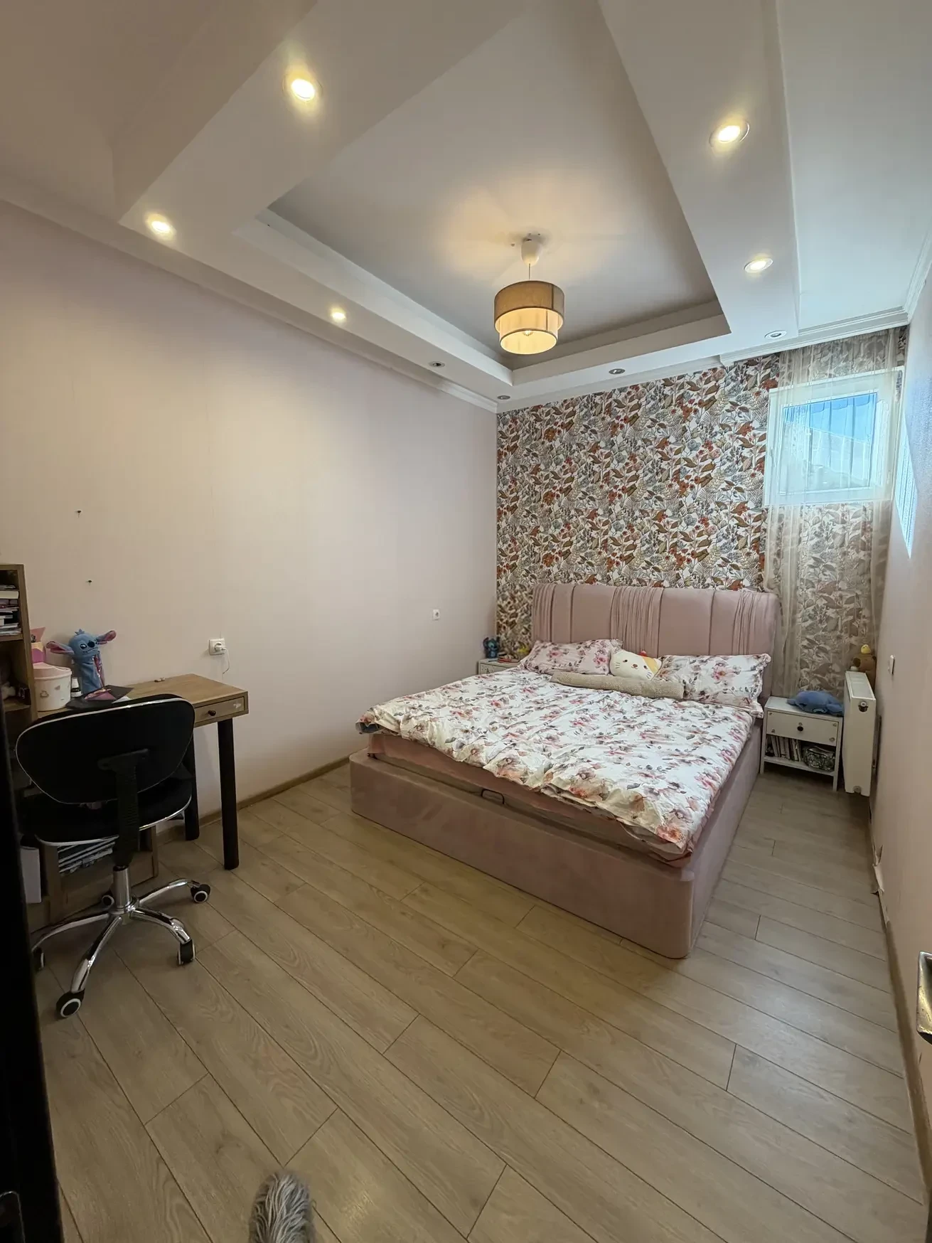8-room house for sale on Gogi Dolidze Street, Chughureti, Tbilisi — bright bedroom with floral accent wall