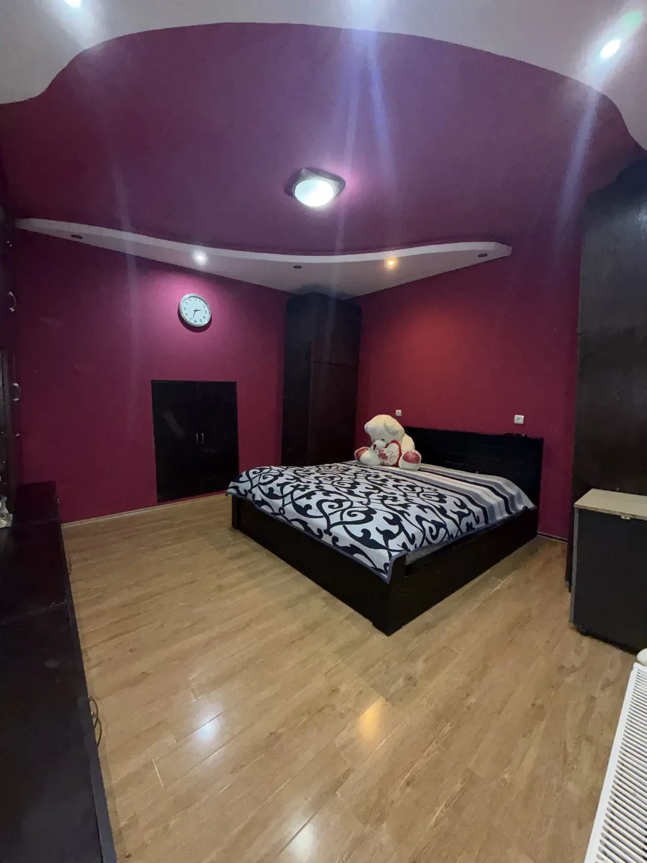 8-room house for sale on Gogi Dolidze Street, Chughureti, Tbilisi — bedroom with dark accent walls