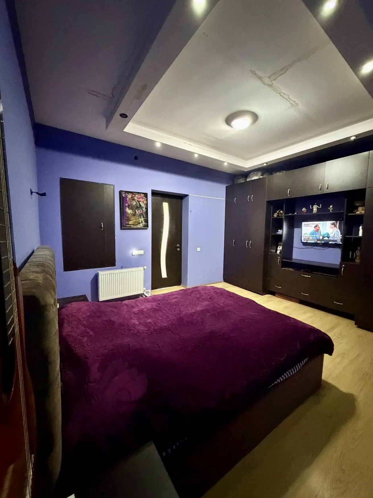 8-room house for sale on Gogi Dolidze Street, Chughureti, Tbilisi — bedroom with radiator heating and built-in wardrobe