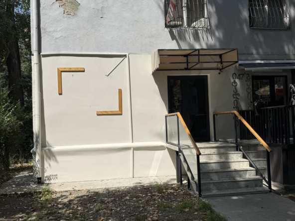 commercial space for rent on Kazbegi Avenue 47b, Saburtalo, Tbilisi — facade entrance with steps directly from Kazbegi Avenue