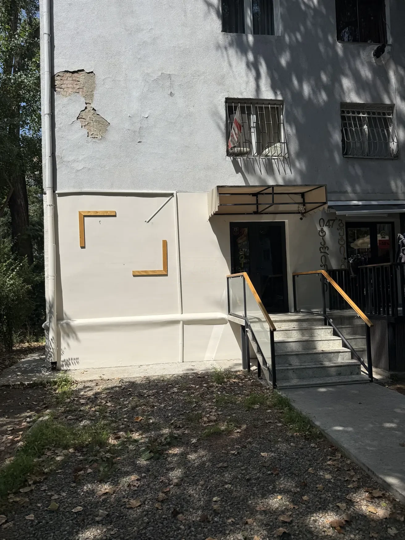 commercial space for rent on Kazbegi Avenue 47b, Saburtalo, Tbilisi — facade entrance with steps directly from Kazbegi Avenue