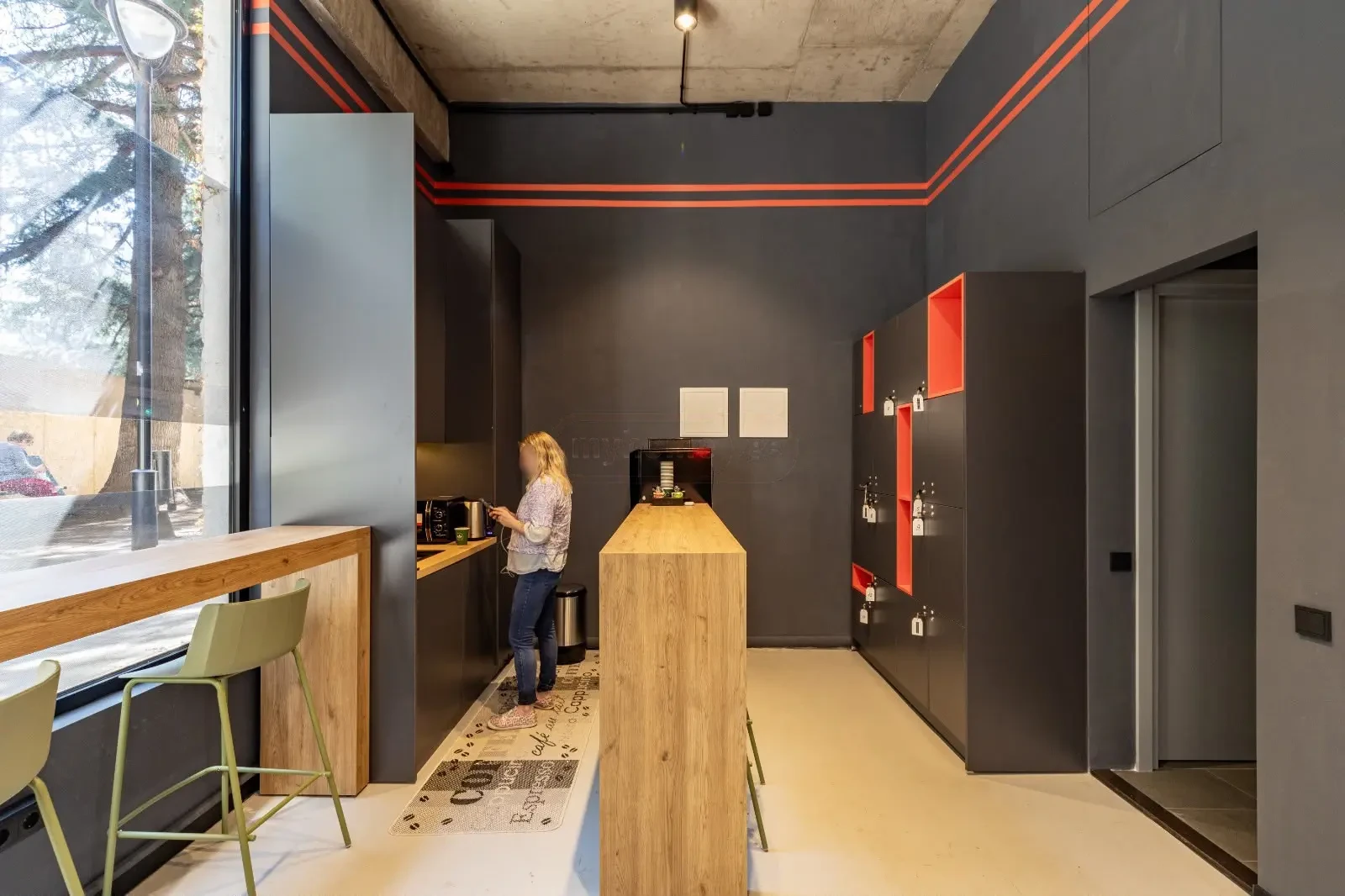 office space for rent on Politkovskaya Street (Jikia), Saburtalo, Tbilisi — kitchen and coffee bar with high tables
