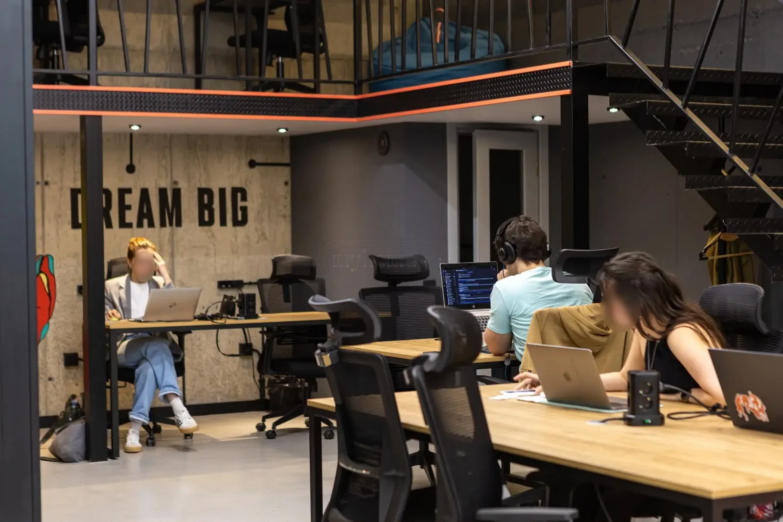 office space for rent on Politkovskaya Street (Jikia), Saburtalo, Tbilisi — working area under the mezzanine
