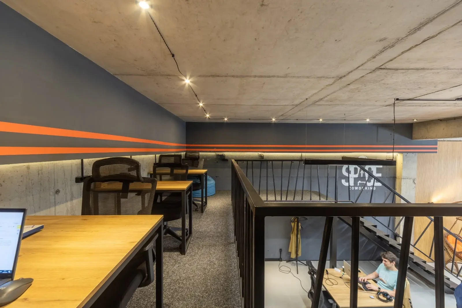 office space for rent on Politkovskaya Street (Jikia), Saburtalo, Tbilisi — mezzanine workstations overlooking the ground floor
