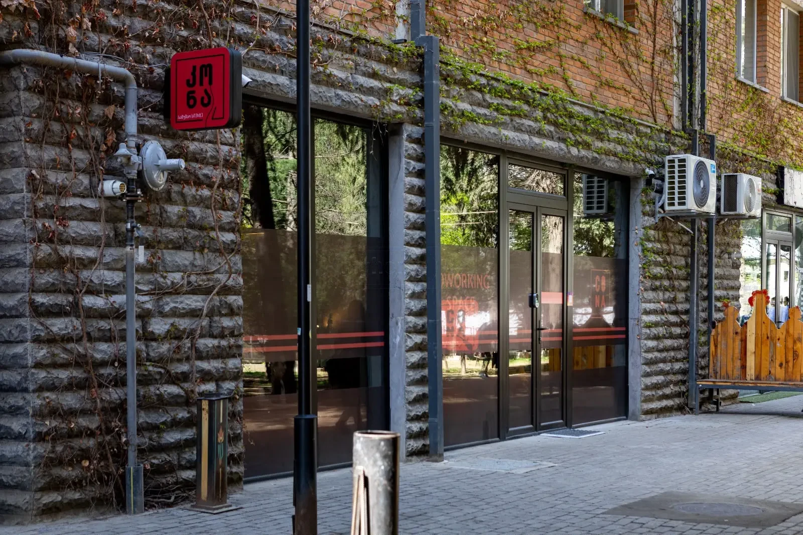 office space for rent on Politkovskaya Street (Jikia), Saburtalo, Tbilisi — stone facade with the street entrance
