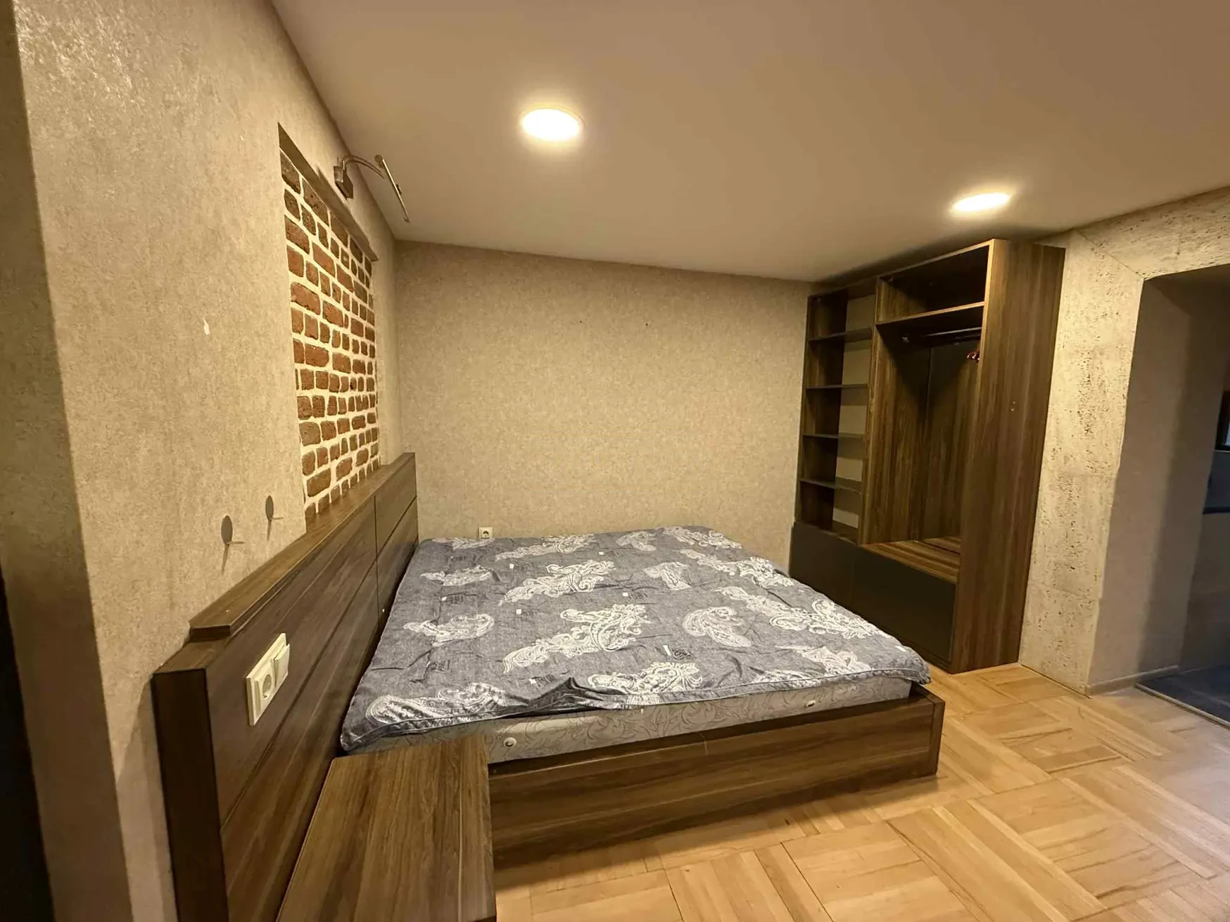 1-room apartment for rent on Gorki Street, Chugureti, Tbilisi — bedroom area with double bed and built-in wardrobe