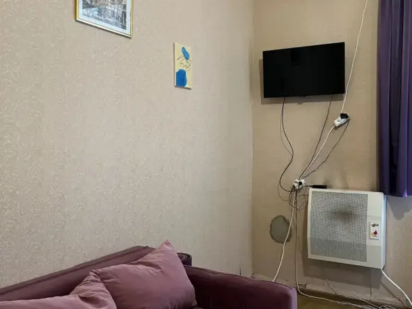 1-room apartment for rent on Javakhishvili Street, Chugureti, Tbilisi — living room with sofa, TV and air conditioner