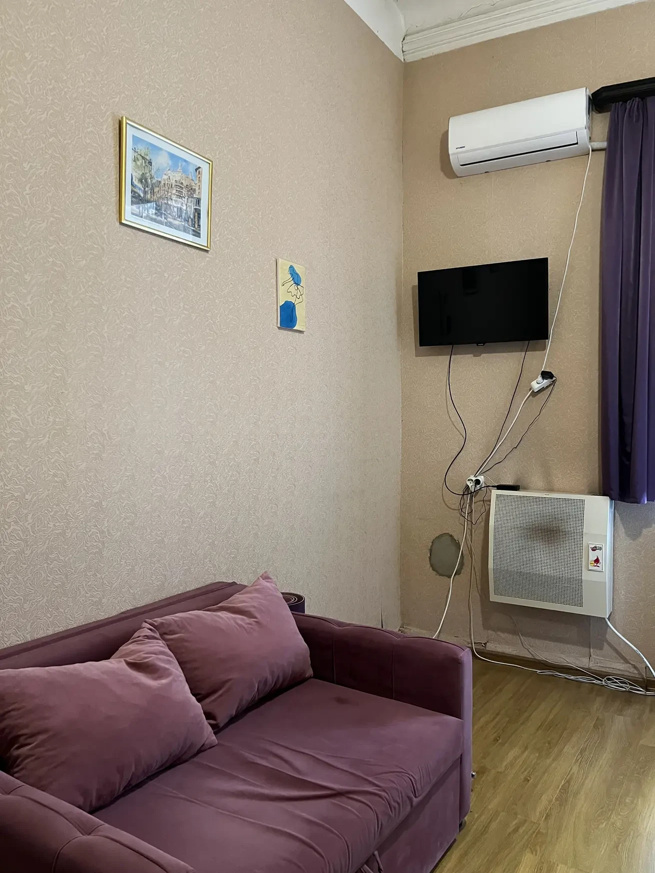 1-room apartment for rent on Javakhishvili Street, Chugureti, Tbilisi — living room with sofa, TV and air conditioner