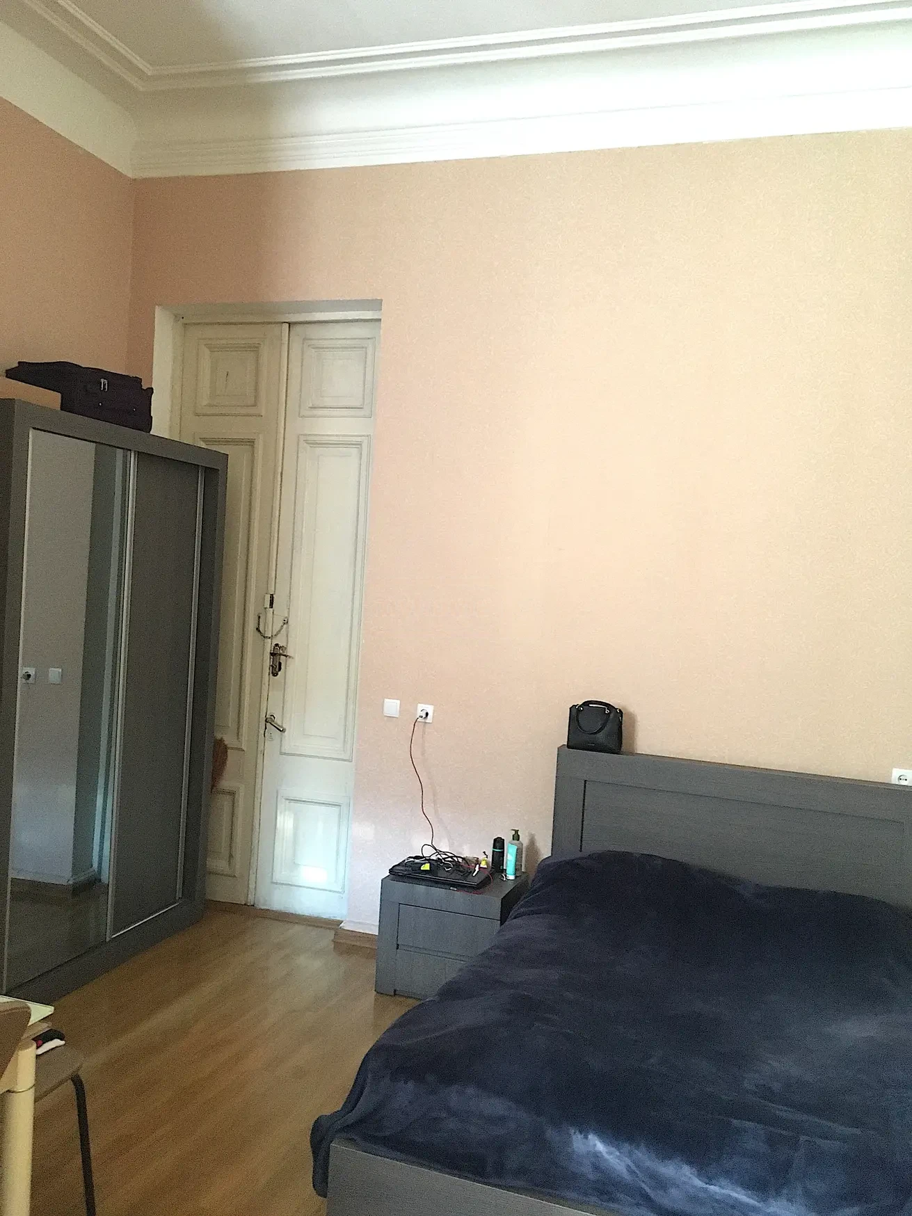 1-room apartment for rent on Javakhishvili Street, Chugureti, Tbilisi — bedroom with high ceilings