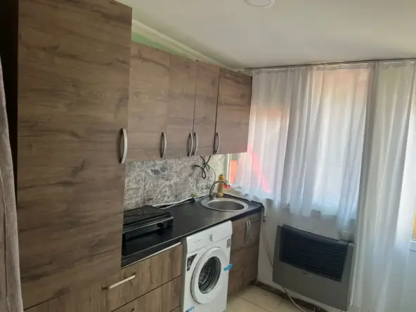 2-room apartment for rent on Javakhishvili Street, Chugureti, Tbilisi — kitchen with cabinets, washing machine and window