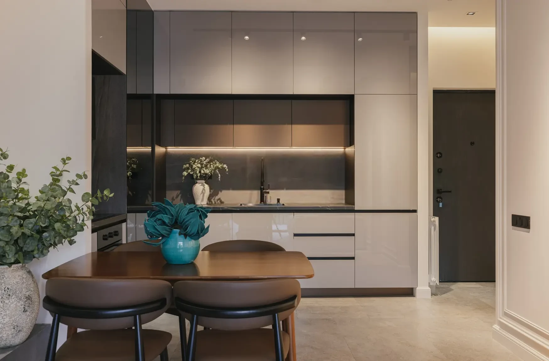 2-room apartment for sale on Politkovskaya Street 46, Saburtalo, Tbilisi — kitchen with glossy cabinets and dining table