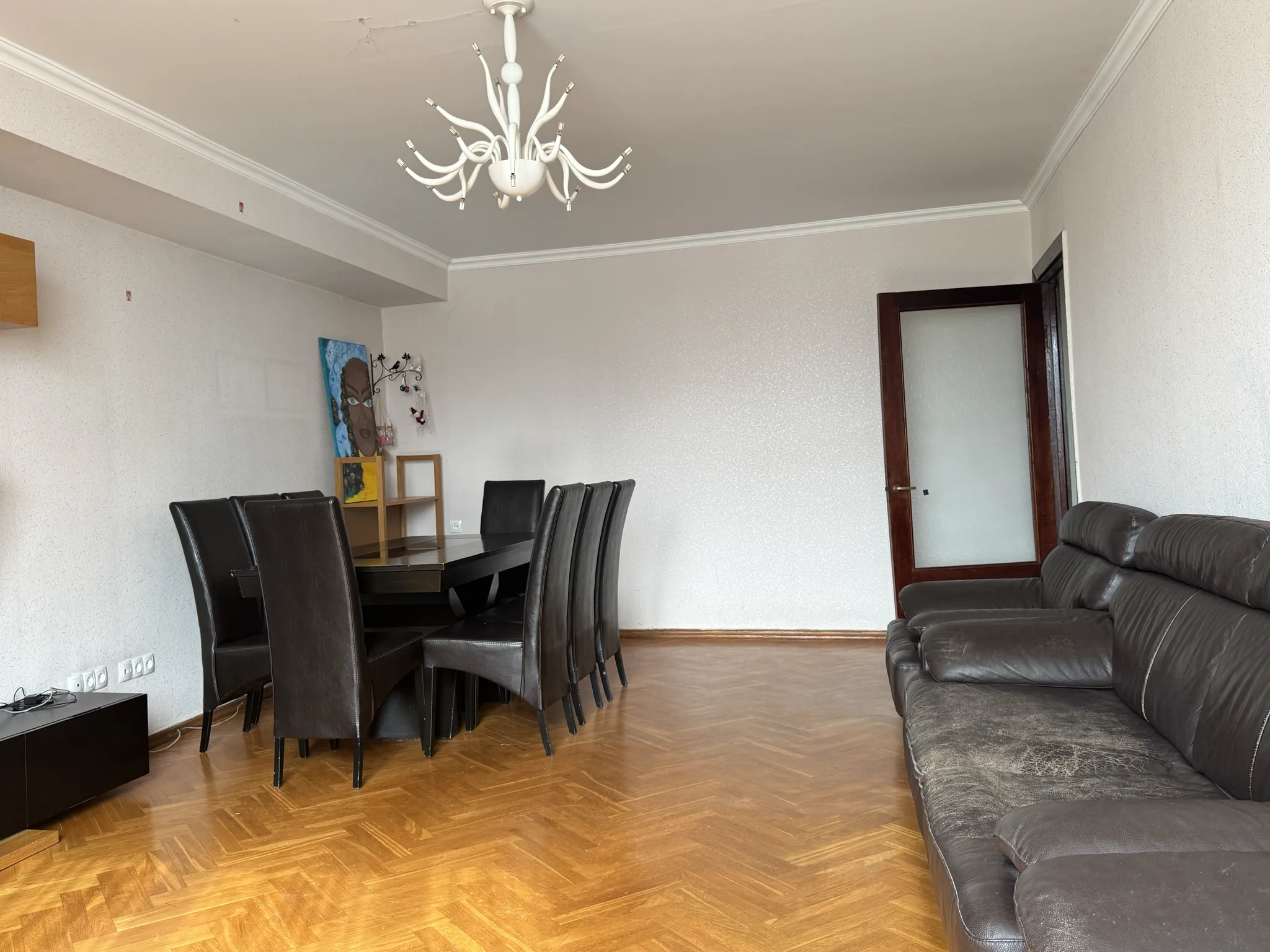 3-room apartment for rent on Besarion Jgenti Street, Nutsubidze, Tbilisi — dining area and leather sofa