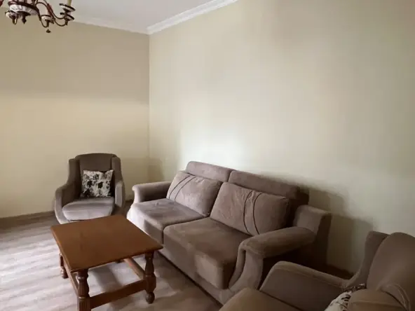 3-room apartment for rent on Tkviavi Street, Chugureti, Tbilisi — bright living room with sofa set and chandelier