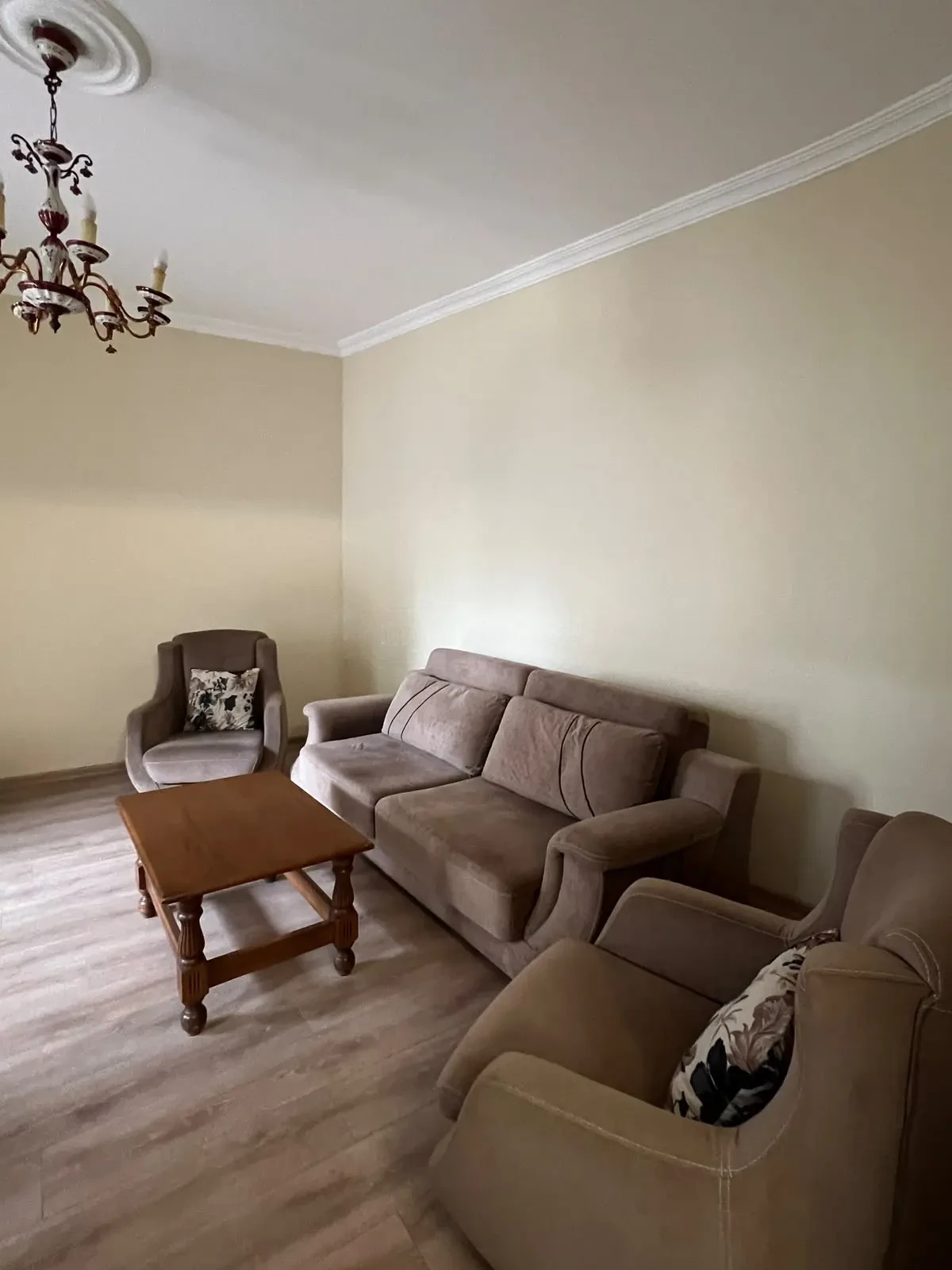 3-room apartment for rent on Tkviavi Street, Chugureti, Tbilisi — bright living room with sofa set and chandelier
