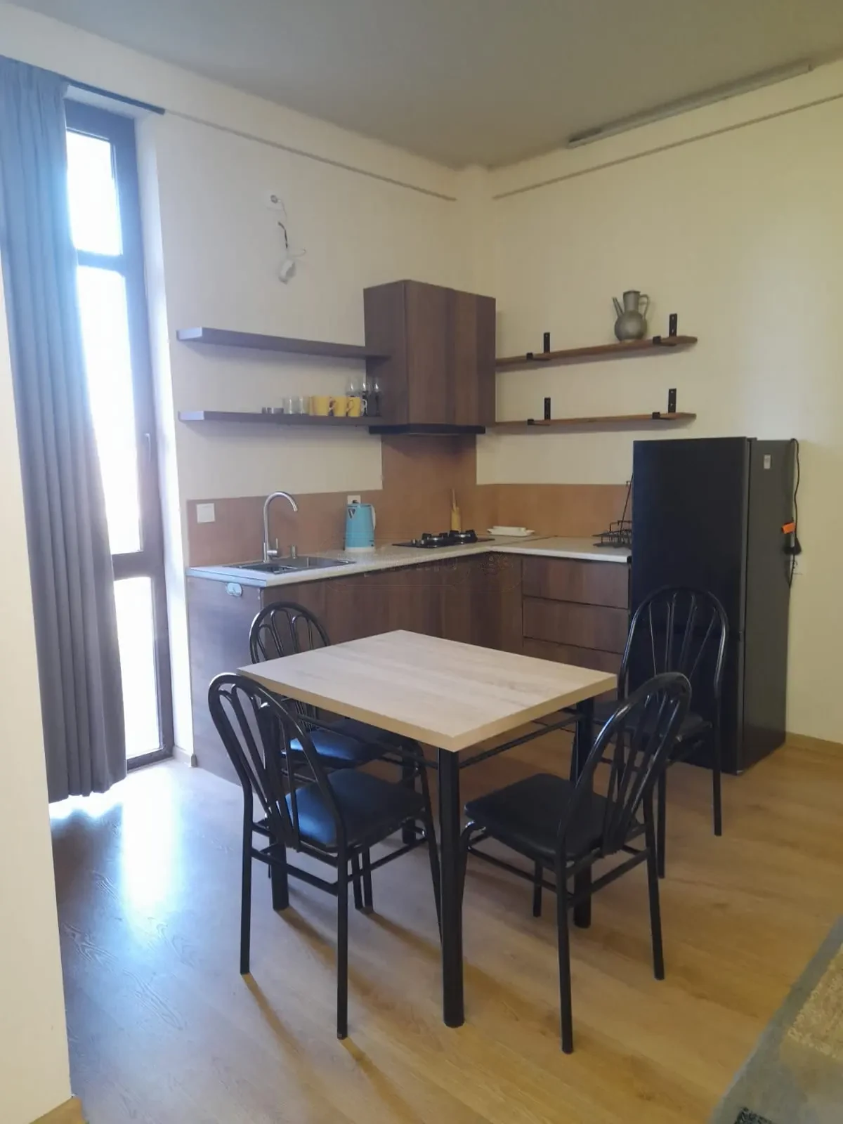 3-room apartment for rent on Tskneti Highway, Bagebi, Tbilisi — kitchen with dining table