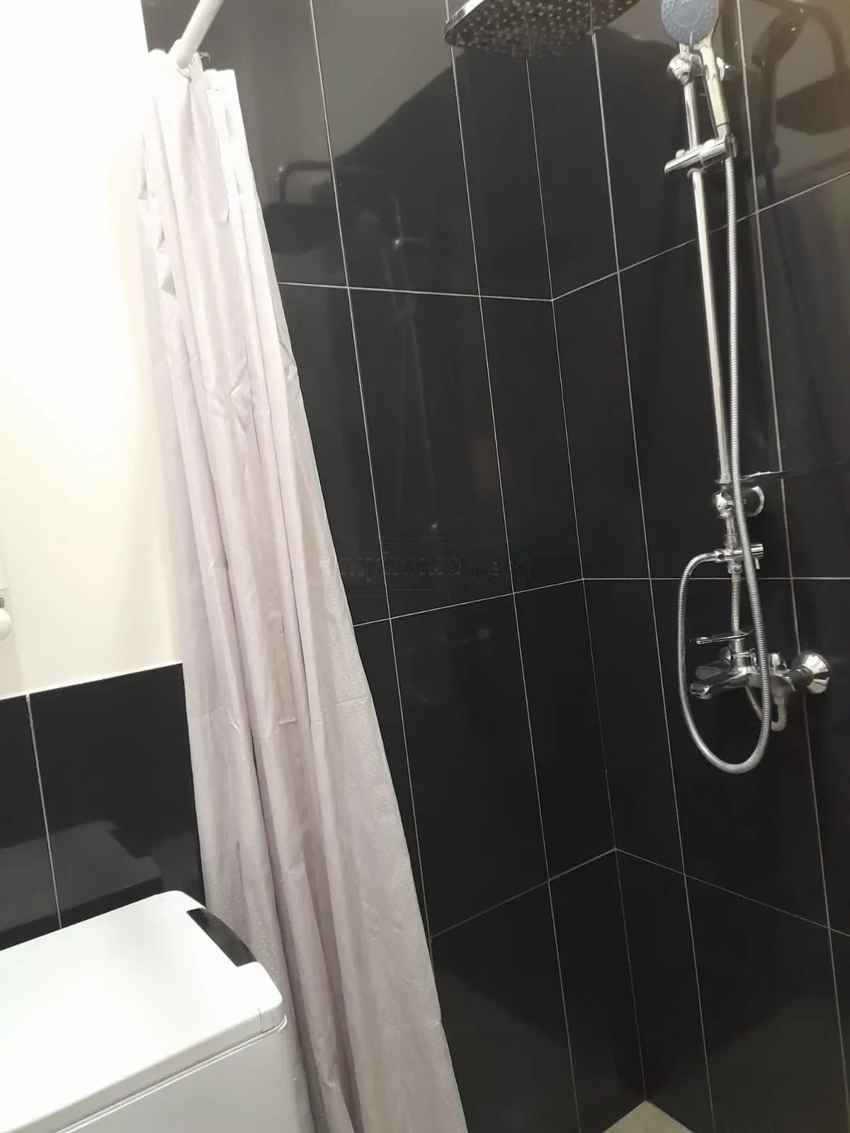 3-room apartment for rent on Tskneti Highway, Bagebi, Tbilisi — shower with black tiles