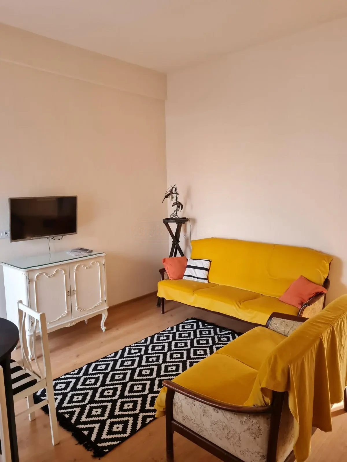 3-room apartment for rent on Tskneti Highway, Bagebi, Tbilisi — living room with yellow sofas