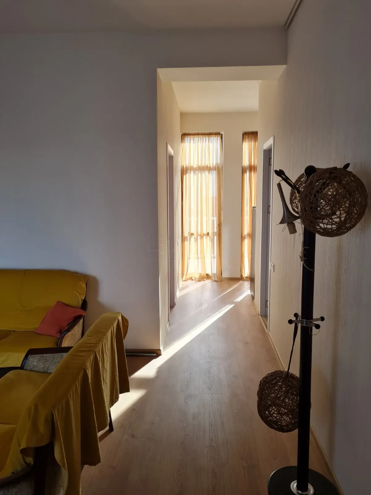 3-room apartment for rent on Tskneti Highway, Bagebi, Tbilisi — hallway with seating area