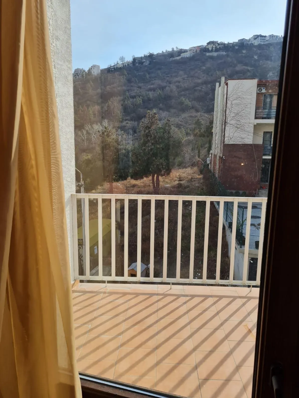 3-room apartment for rent on Tskneti Highway, Bagebi, Tbilisi — view over the green valley from the window